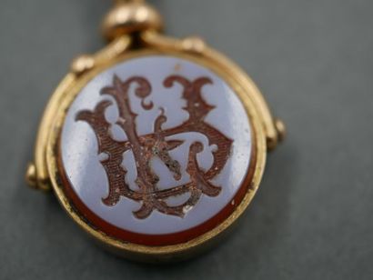 null Pendentif "sceau" basculant intaille sur agate gravée d'un monogramme et retenu...