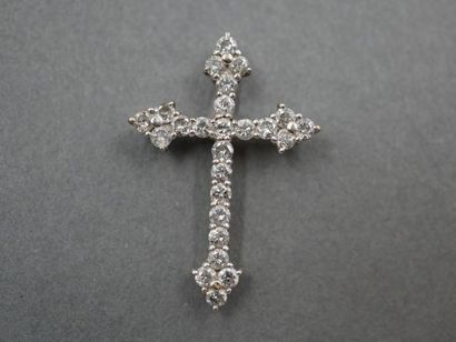 null Pendentif "croix" en or gris 18K orné de diamants. Poids Brut: 2,8 gr.