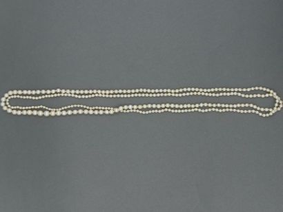 null Très long sautoir de perles de culture japonaises en chute. Long.: 98 cm - Diam....