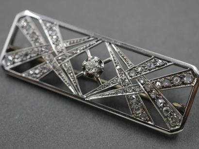 null Broche plaque en or gris 18K à décor géométrique sertie d'un diamant taille...