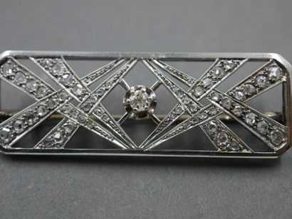 null Broche plaque en or gris 18K à décor géométrique sertie d'un diamant taille...