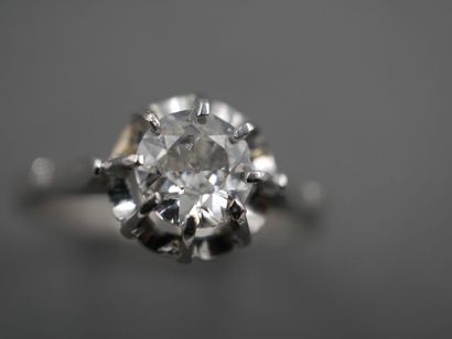 null Bague solitaire en platine ornée d'un diamant taille anciennne de 0,63 carat....