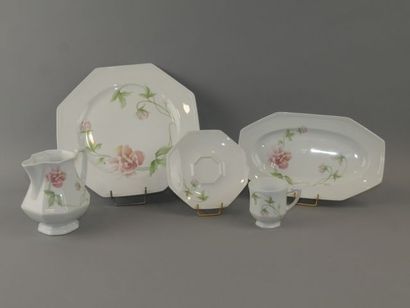null LIMOGES - Service de table en porcelaine à décors de fleurs roses sur fond blanc...