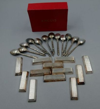 null ERCUIS. 12 porte-couteaux en métal argenté modèle à cannelures (avec boîte)-Epoque...