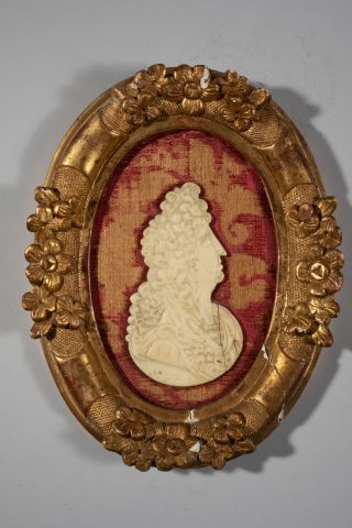 null Médaillon en ivoire représentant Louis XIV de profil, XVIIIème, Haut.: 18 cm...