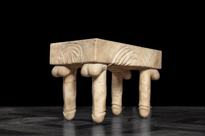 null Tabouret pied de table rectangulaire sculpté dans un bloc parallélépipèdique...