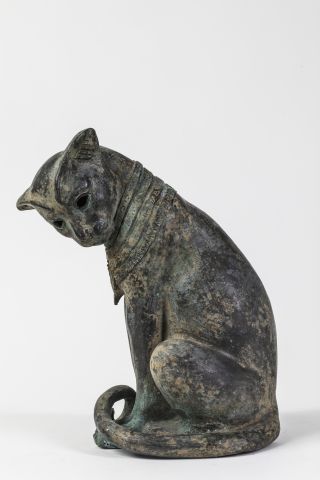 null Un chat en bronze à patine verte 32cm et un personnage égyptien en bronze 33cm...