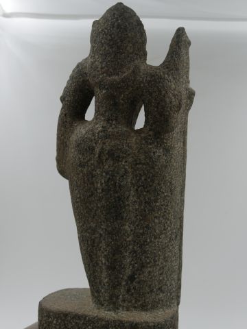 null Statue d'une Apsara en granit légèrement déhanchée, la main gauche sur sa cuisse...