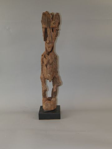 null Statue féminine en bois érodé - H : 56cm. Provenance: Ancienne collection Pascal...