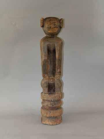 null Statuette masculine assise en bois - H : 56cm. Provenance: Ancienne collection...