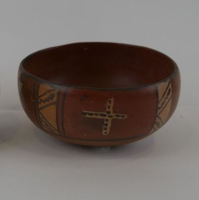 null Bol en céramique à décors polychromes - Pérou Nazca - Diam : 14cm. Provenance:...