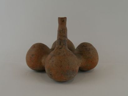 null Vase fruit en terre cuite - Pérou - H : 16cm. Provenance: Ancienne collection...