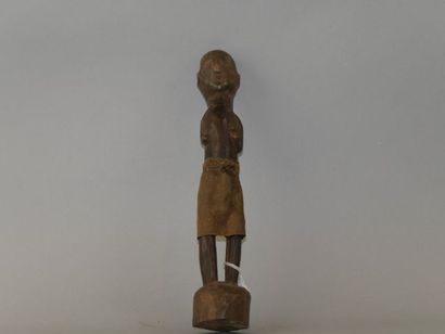 null Statuette féminine en bois et tissus - H : 29 cm. Provenance: Ancienne collection...