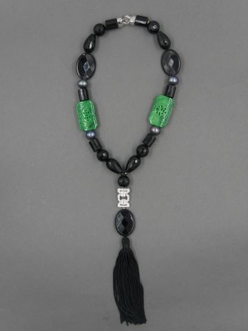 null Collier composé de perles d'onyx, perles de thahiti, éléments de jade ciselés...
