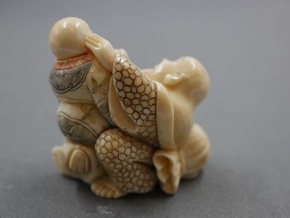 null Okimono en ivoire à rehauts polychromes représentant deux bouddhas jouant -...