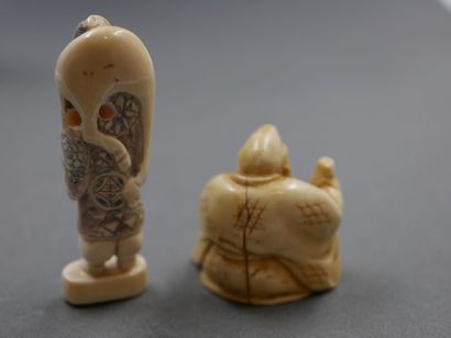 null Petit Okimono en ivoire sculpté représentant un personnage mangeant - que l'on...