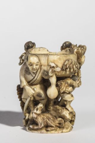 null Petit OKIMONO formant sellette en ivoire sculpté piètement à décor de trois...