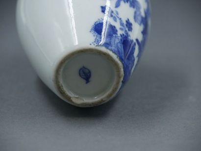 null Petit vase balustre en porcelaine à décors d'oiseaux et de feuillages bleus...