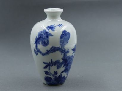 null Petit vase balustre en porcelaine à décors d'oiseaux et de feuillages bleus...