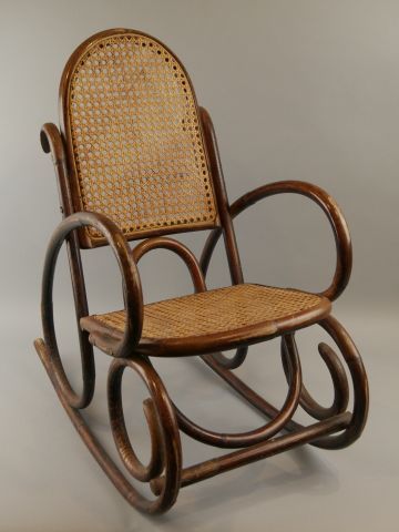 null Michael THONET ( 1796-1871) - Rare rocking chair d'enfant en bois courbe, le...