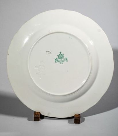 null RUSSIE. Assiette polylobée en faïence fine peinte en polychromie surdécorée...