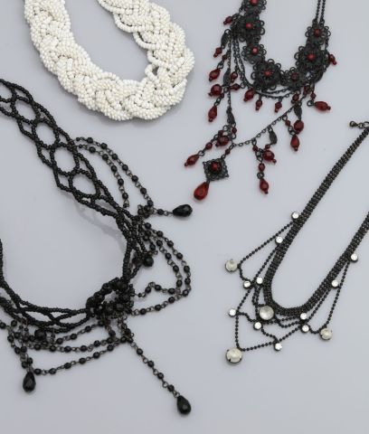 null Lot : Trois colliers "Draperie" en petites perles fantaisie couleur noire, vendues...