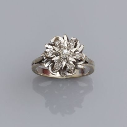 null Bague "Fleur" en or gris, 750 MM, ornée de diamants, vers 1960, taille : 51,...