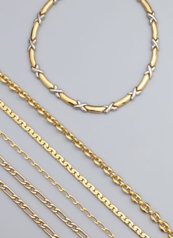 null Cinq chaînes - colliers en métal doré, longueur : 41, 42, 44, 48, 52 cm, 