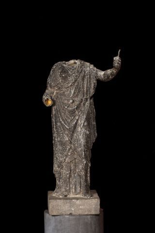 null Sculpture représentant un drapé acéphale féminin en plomb tenant un flambeau...