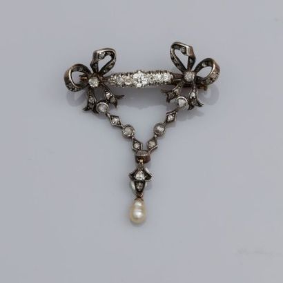 null Charmante broche de corsage à décor de rubans en , argent 925 MM, ornée de diamants...