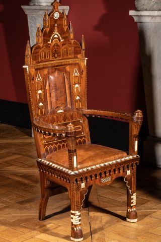 null Rare fauteuil de dignitaire Copte en merisier incrusté d’os à haut dossier en...