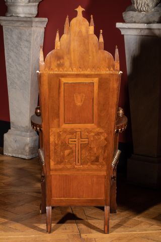 null Rare fauteuil de dignitaire Copte en merisier incrusté d’os à haut dossier en...