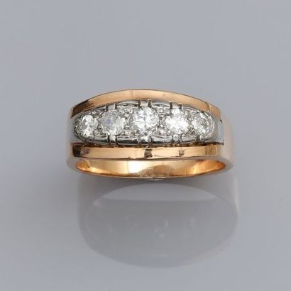 null Bague en or jaune, 750 MM, centré de cinq diamants ronds, vers 1950, taille...