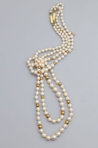 null Deux beaux colliers de un rang de perles de culture du Japon en légère chute,...
