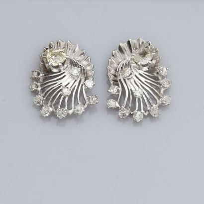 null Boucles d'oreilles en "gerbe" d'or gris, 750 MM, ornées de diamants, total :...