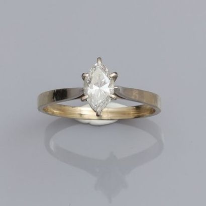 null Bague solitaire en or gris, 750 MM, ornée d'un joli diamant taille navette pesant...