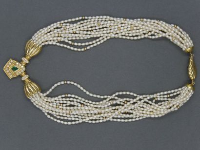 null Collier de perles d'eau douce orné d'un motif en or jaune 18k rehaussé de diamants...
