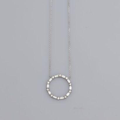 null Fin collier d'or gris, 750 MM, centré d'un motif en cercle souligné de diamants...
