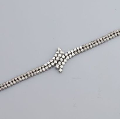 null Bracelet formé de deux liens de perles d'or gris, 750 MM, centrées de perles...