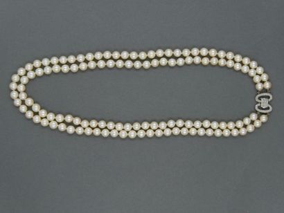 null Collier à double rang de perles de culture - Fermoir nœud en or gris pavé de...