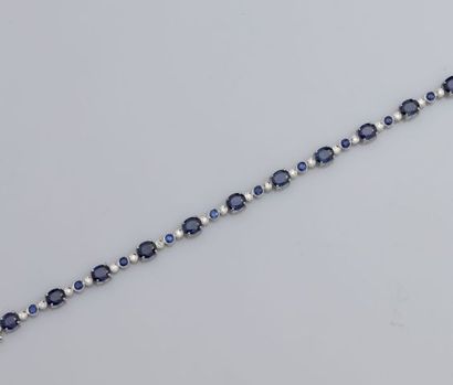 null Bracelet souple en or gris, 750 MM, orné de saphirs intercalés de diamants,...
