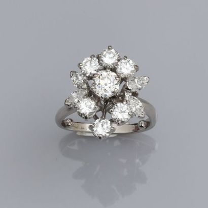 null Bague en or gris, 750 MM, orée de diamants taille baguette et brillant, total...