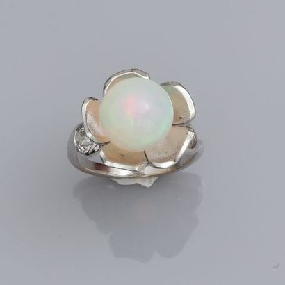 null Bague "Fleur" en or gris, 750 MM, centrée d'une perle d'opale, diamètre 10 mm...