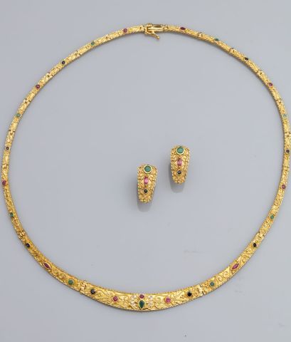 null Ensemble : Très joli collier articulé en or jaune sculpté, 750 MM, et boucles...