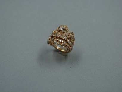 null CHAUMET, Hortenzia. Bague en or jaune, 750 MM, recouverte de diamants, numérotée...