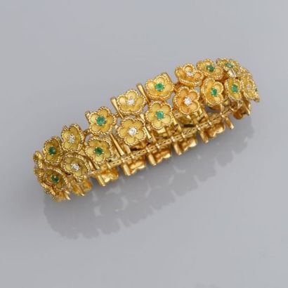 null Joli bracelet semi-rigide dessinant une succession de fleurettes d'or jaune,...