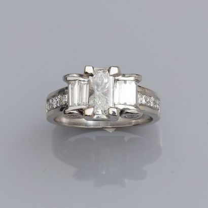 null Bague en or gris, 750 MM, ornée d'un diamant taille princesse rectangulaire...