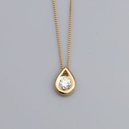 null Chaîne et pendentif en forme de goutte en or jaune, 750 MM, orné d'un diamant...