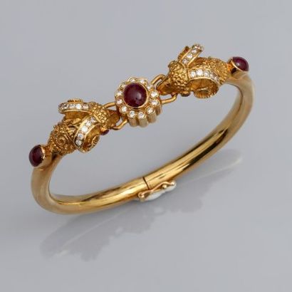 null LALAOUNIS, Bracelet rigide ouvrant en or jaune, 750 MM, ponctué de deux rubis...