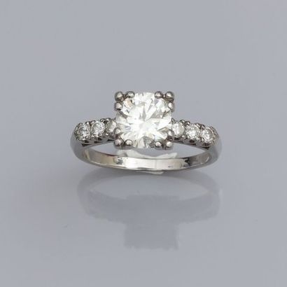 null Bague solitaire en or gris, 750 MM, ornée d'un joli diamant taille brillant...